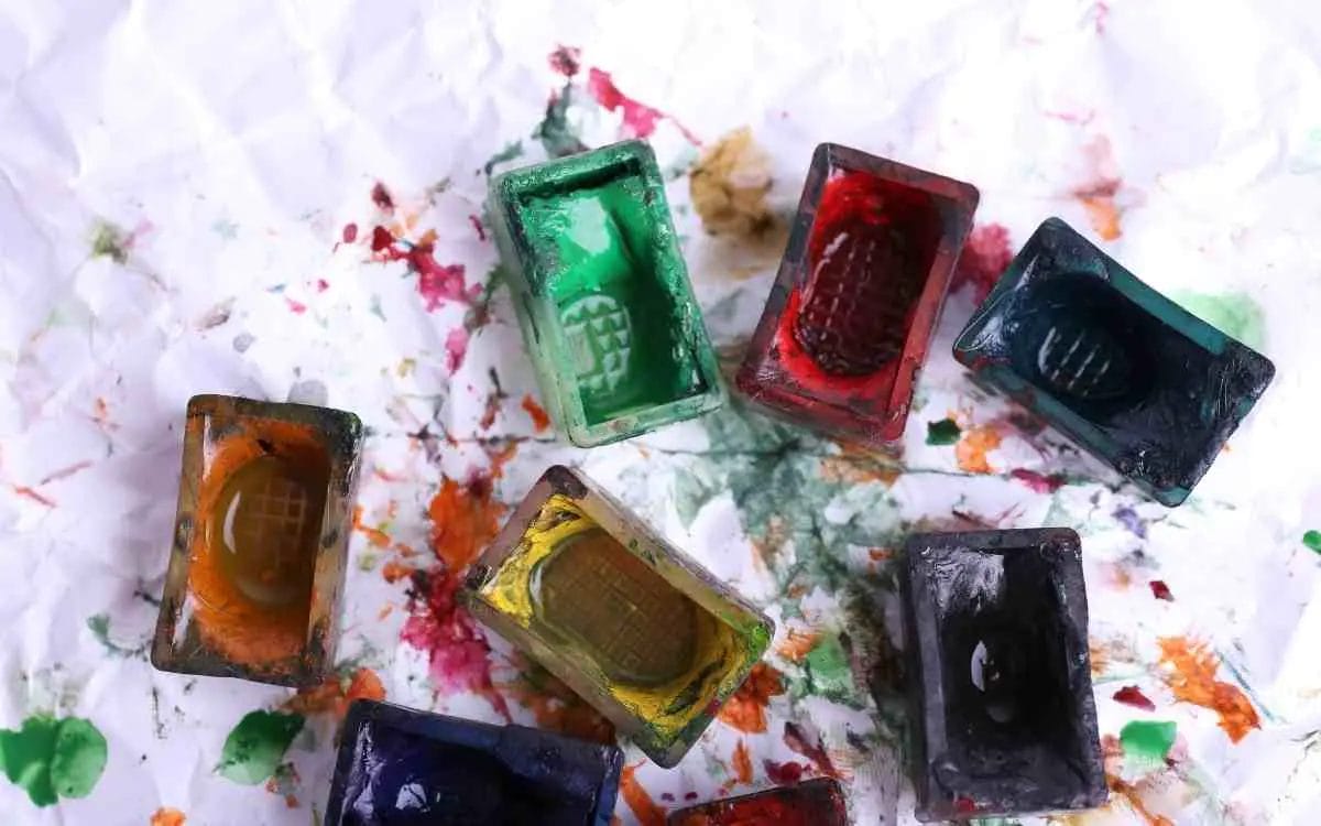 How to Dissolve Dried Acrylic Paint? [Pro Tips] CraftersMag