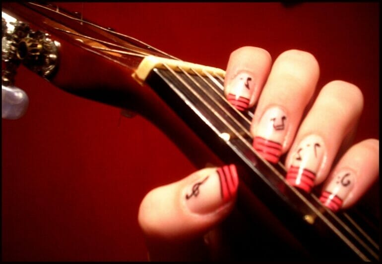 How To Play Guitar With Acrylic Nails? CraftersMag