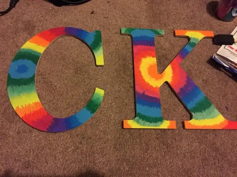 How To Spray Paint Tie Dye On Wood? CraftersMag