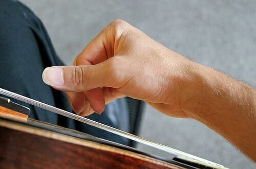 how to play guitar with acrylic nails
